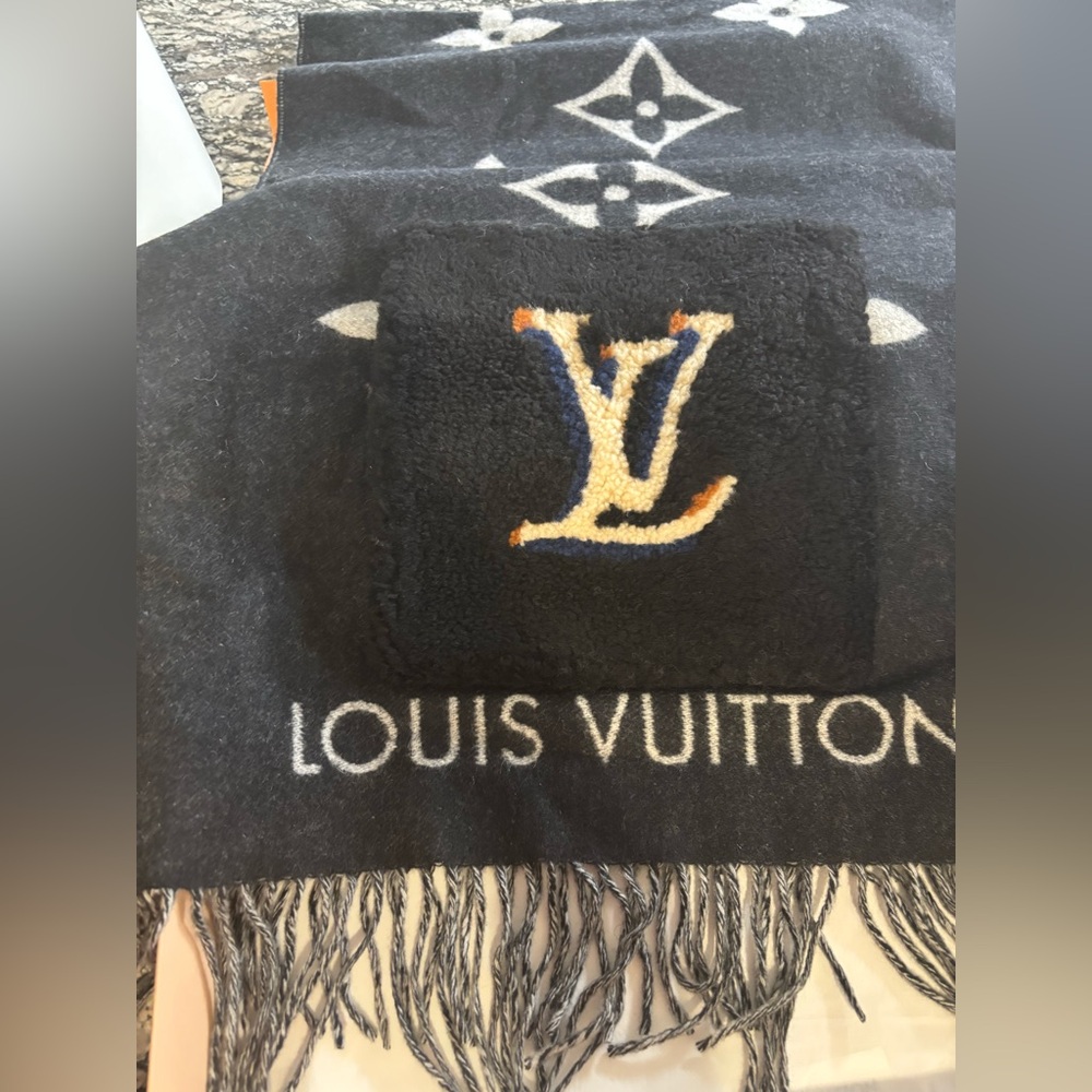 LV SCARF charcoal gray - Picture 3 of 7
